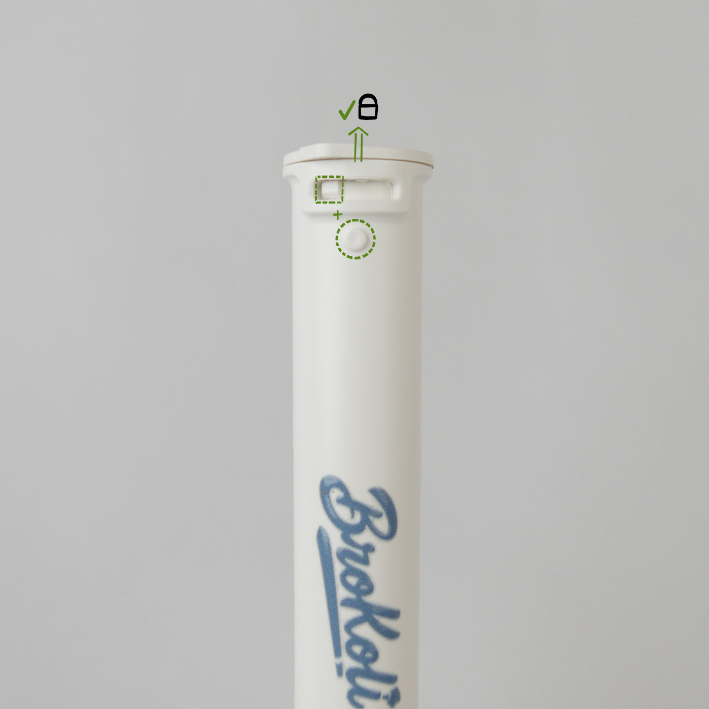 Nahaufnahme des Ocean-Bound Bro2Go von BroKoli mit Fokus auf den kindersicheren Verschlussmechanismus. Der weiße Deckel ist leicht angehoben, und grüne Markierungen mit Symbolen zeigen die korrekte Positionierung zum Öffnen an. Das BroKoli-Logo ist in Blau auf dem Tube aufgedruckt.