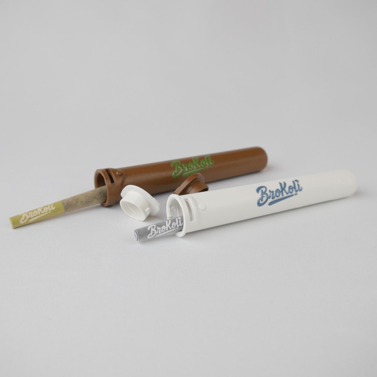 Ocean-Bound Bro2Go und Hemp-Based Bro2Go – nachhaltige Transport-Tubes aus recyceltem Plastik und Hanf-Biokomposit mit kindersicherem Deckel, jeweils mit befülltem Cone.