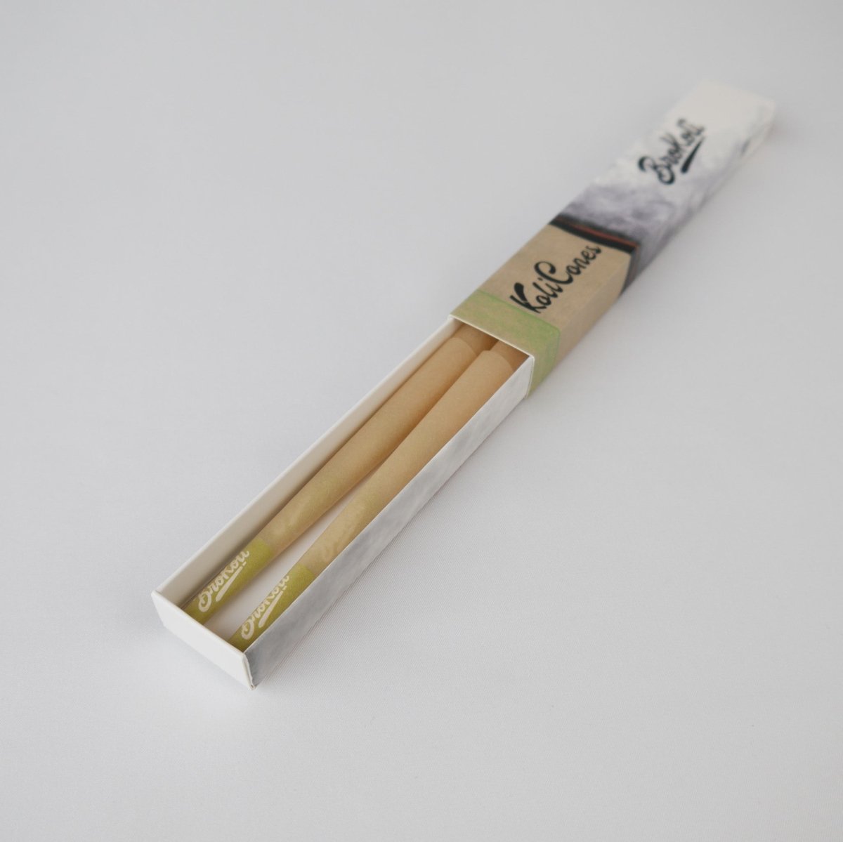 6er Pack Natural Brown Colored Tip KoliCones von BroKoli in einer stilvollen Verpackung. Die warmbraunen Cones sind teilweise aus der Box herausgezogen und zeigen das BroKoli-Logo auf den Green Tips.
