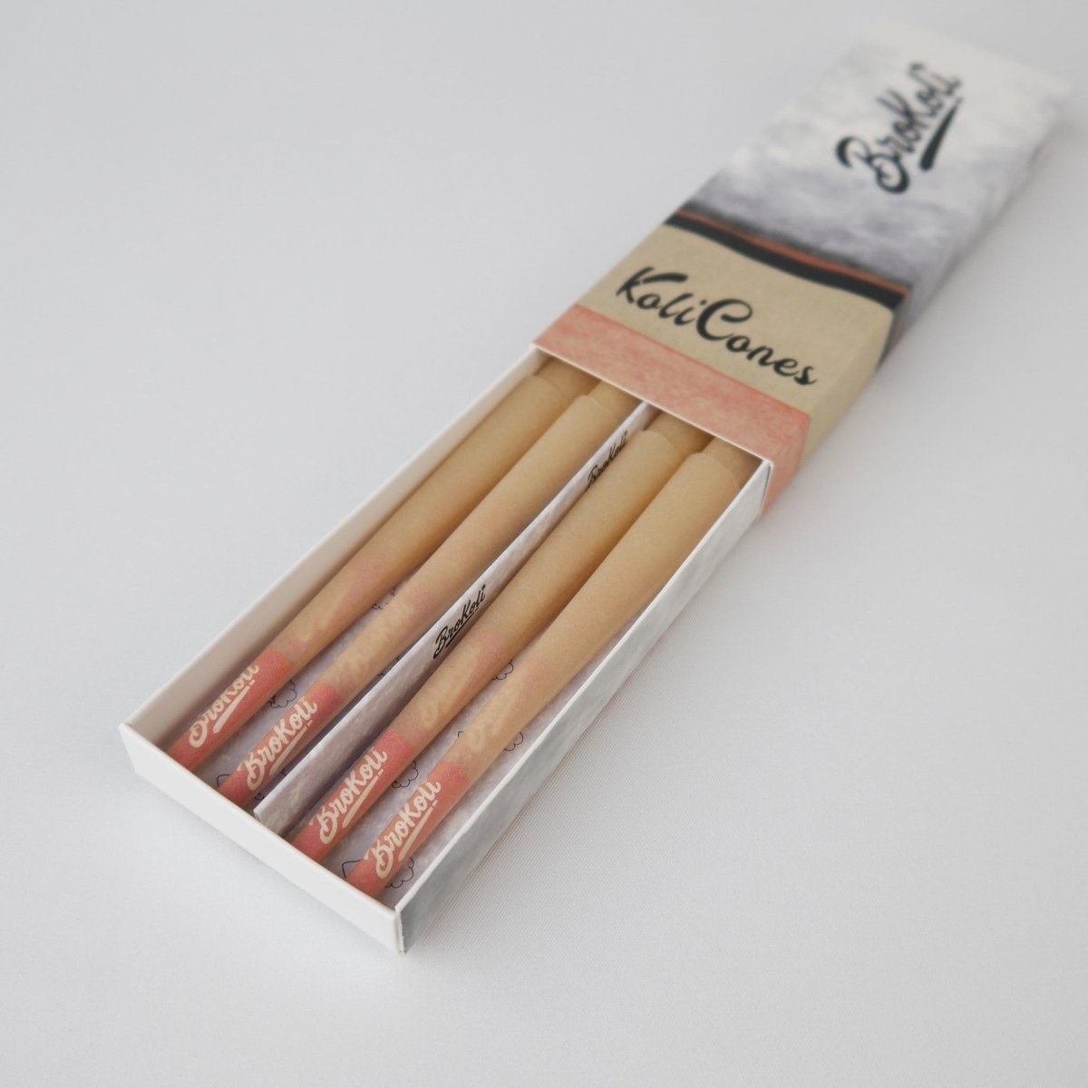 12er Pack Natural Brown Colored Tip KoliCones von BroKoli in einer stilvollen Verpackung. Die warmbraunen Cones sind teilweise aus der Box herausgezogen und zeigen das BroKoli-Logo auf den Red Tips.