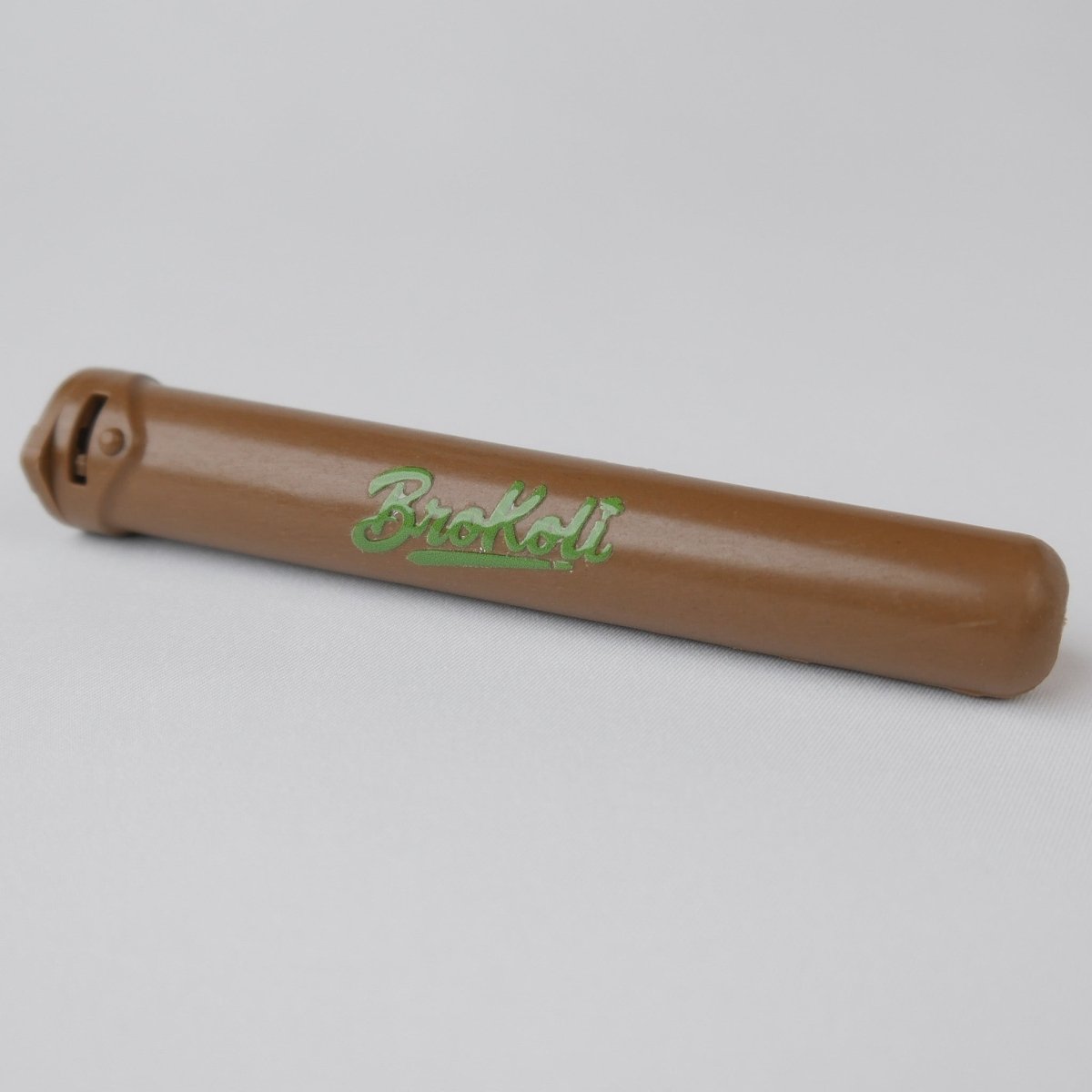 Hemp-Based Bro2Go – nachhaltige Transport-Tube aus pflanzenbasiertem Hanf-Biokomposit mit kindersicherem Deckel und BroKoli-Logo.