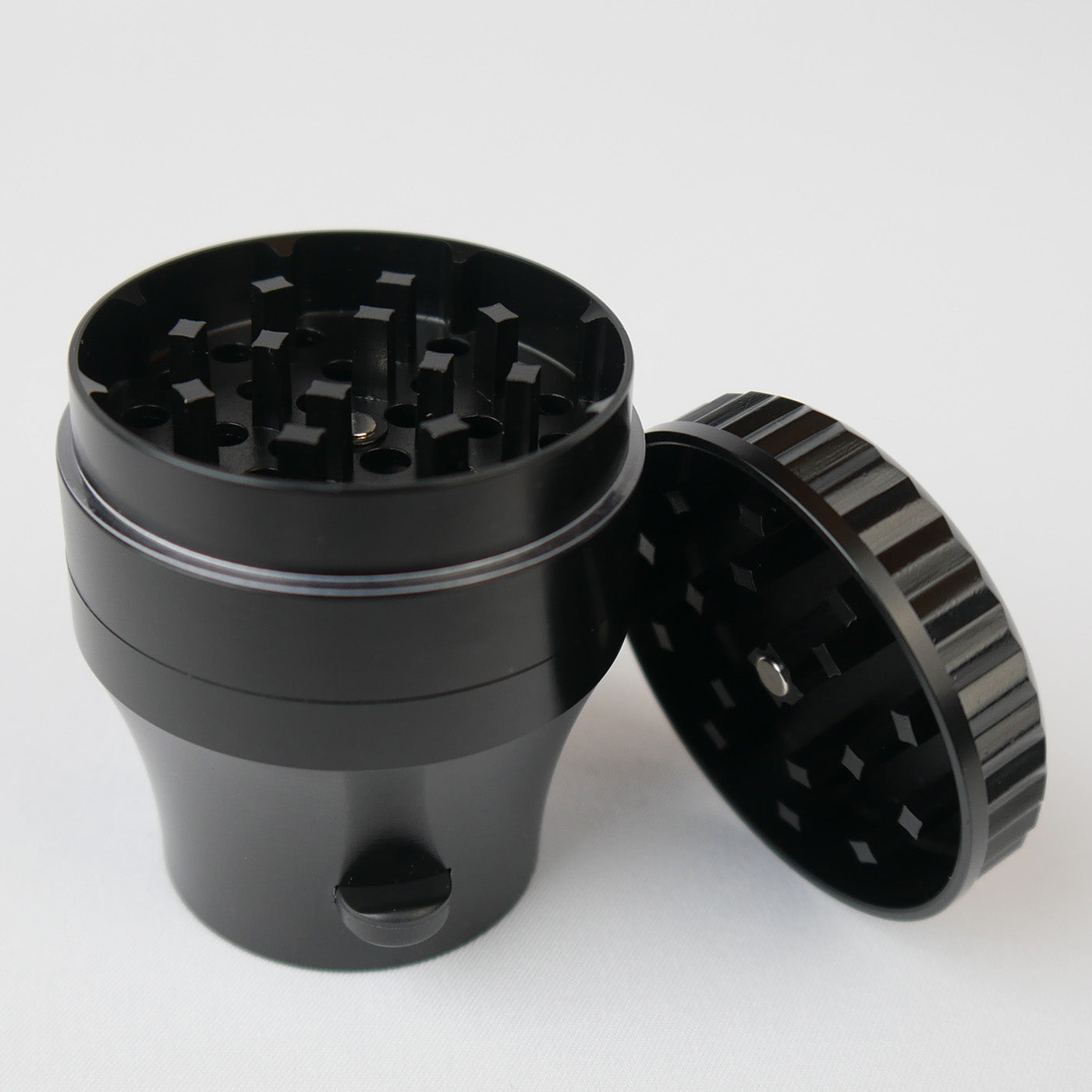 Geöffneter KoliTower in Black mit scharfem Mahlwerk und magnetischem Deckel – innovativer Grinder mit integriertem Cone-Füllsystem.