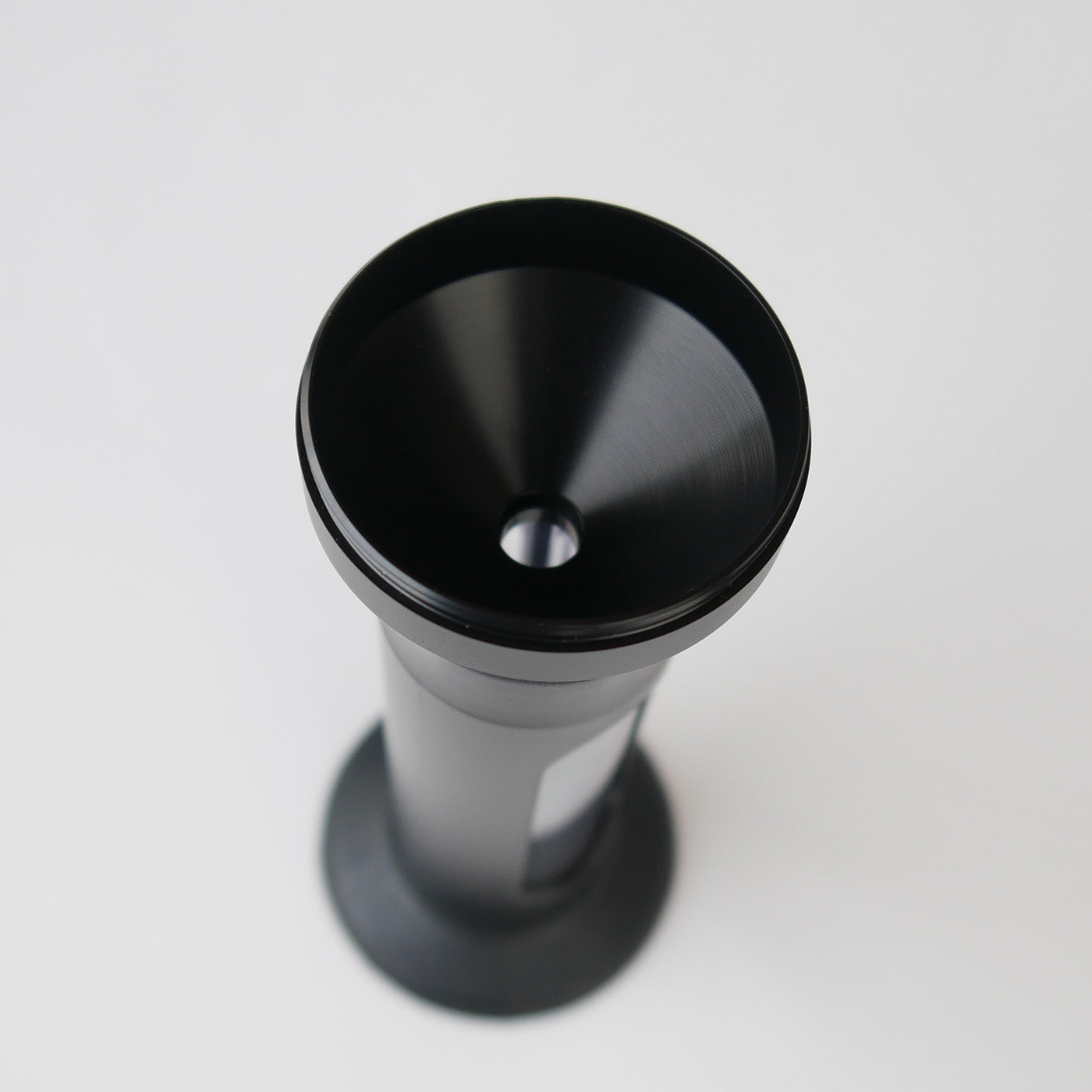 KoliTower in Schwarz, Ansicht von oben mit trichterförmigem Ausgang für einfaches Befüllen von Cones – innovativer Grinder mit Cone-Füllsystem.