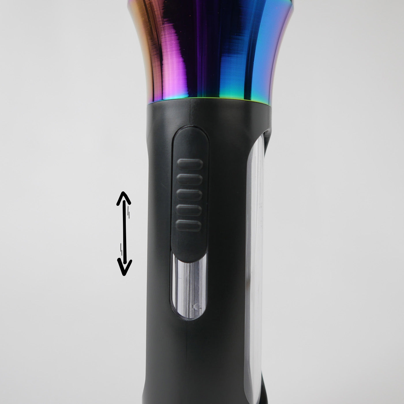 KoliTower in Rainbow Chrome mit Schiebemechanismus zur Entnahme des Cones – innovativer Grinder mit Cone-Füllsystem und magnetischer Verbindung.