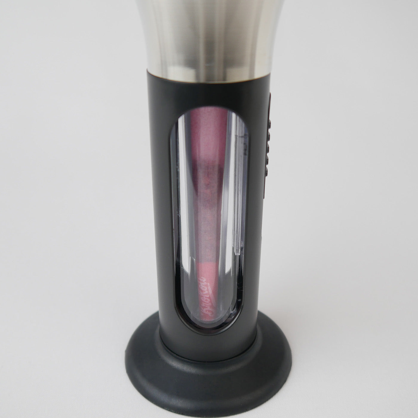 KoliTower in Silver mit integriertem Cone-Füllsystem – zeigt einen befüllten Red Pastel KoliCone im transparenten Sichtfenster.