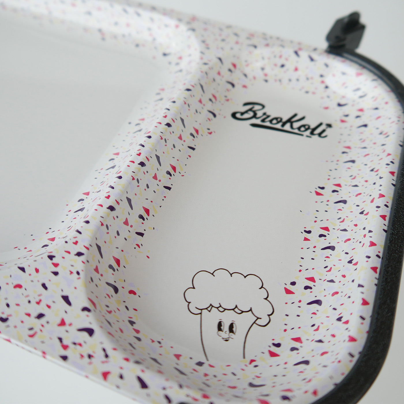 Nahaufnahme des KoliTray im Terrazzo-Design mit BroKoli-Logo und niedlicher Cartoon-Grafik – stilvolles und funktionales Rolling Tray.