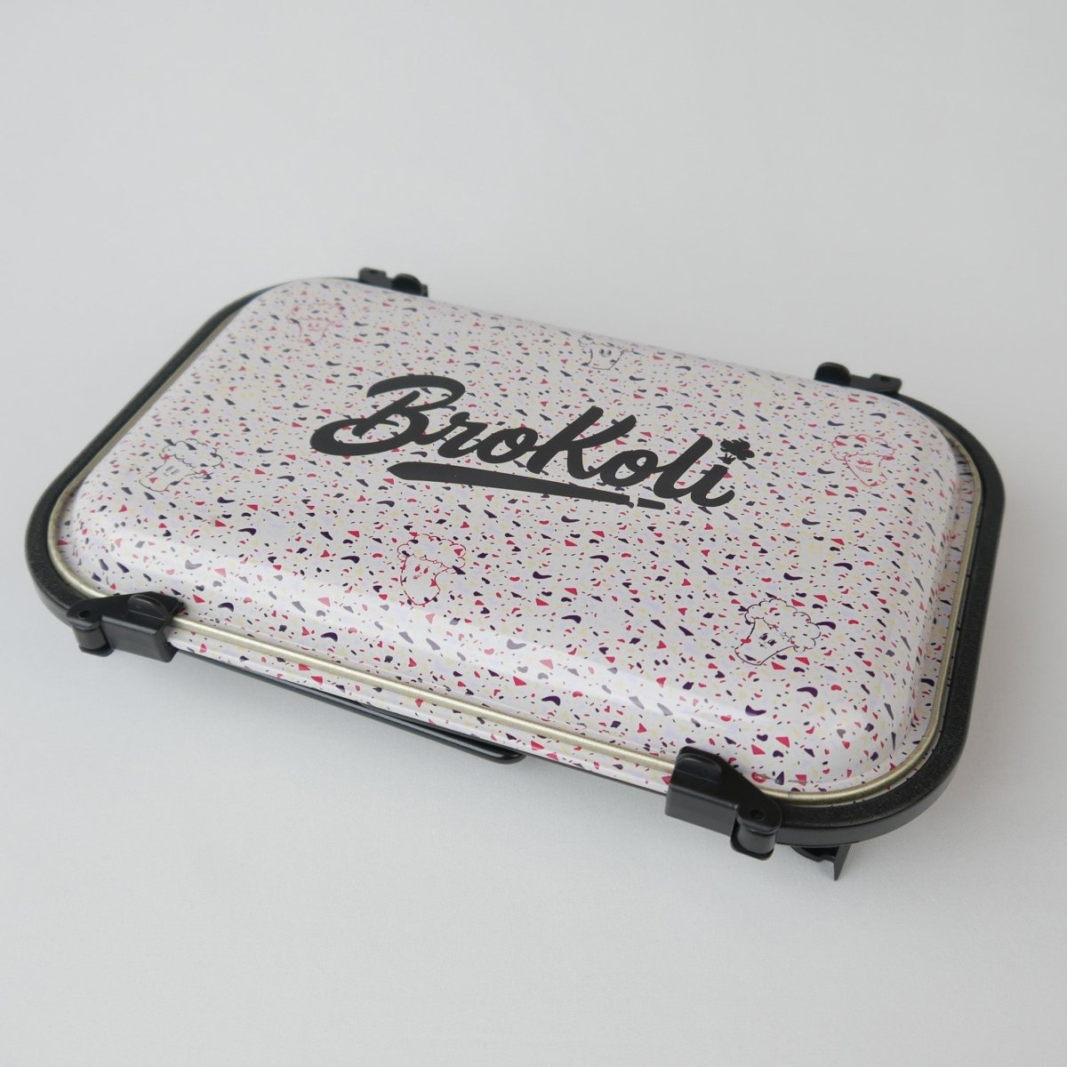 KoliTray im Terrazzo-Design, zusammengeklappt mit sicherem Verschluss und BroKoli-Logo – tragbares, verschließbares Rolling Tray für Joints.