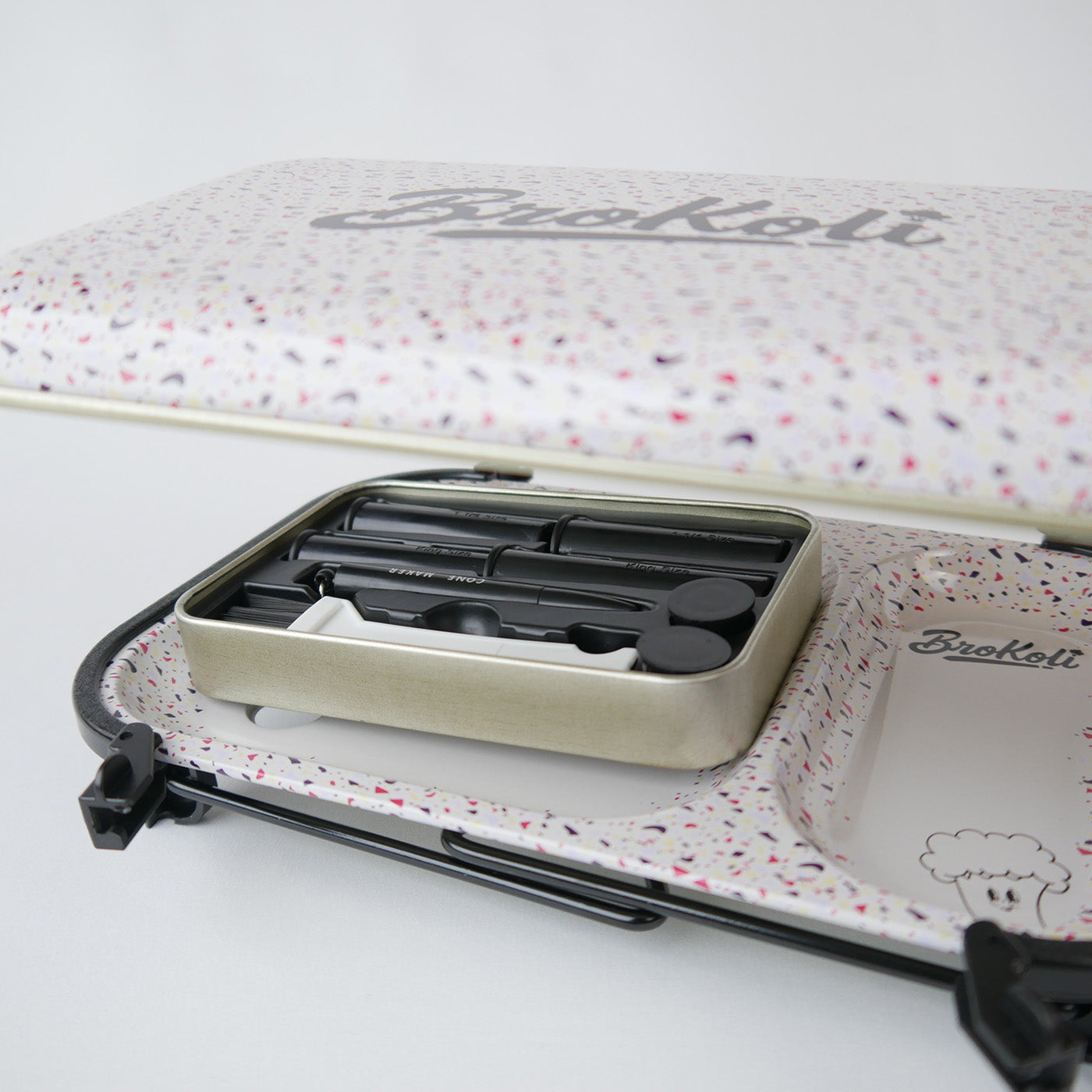 Geöffnetes KoliTray im Terrazzo-Design mit integrierter Zubehörbox, inklusive Cone-Fillern und Tools – tragbares und verschließbares Rolling Tray.