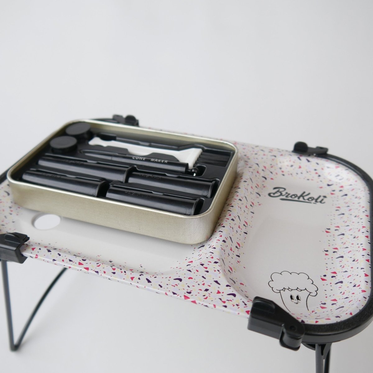 KoliTray im Terrazzo-Design mit integrierter Zubehörbox, Cone-Fillern und Reinigungsbürste – tragbares Rolling Tray für einfaches Befüllen von Joints
