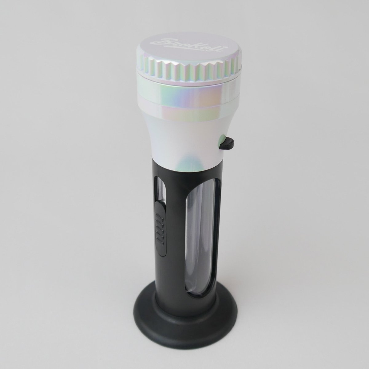 KoliTower in Majestic White mit BroKoli-Logo auf dem Deckel – innovativer Grinder mit Cone-Füllsystem, magnetischer Verbindung und stabilem Standfuß.