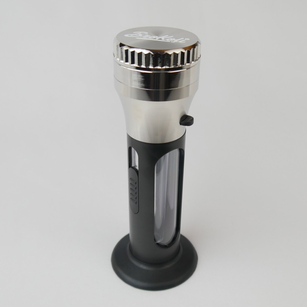 KoliTower in Silver mit BroKoli-Logo auf dem Deckel – innovativer Grinder mit Cone-Füllsystem, magnetischer Verbindung und stabilem Standfuß.