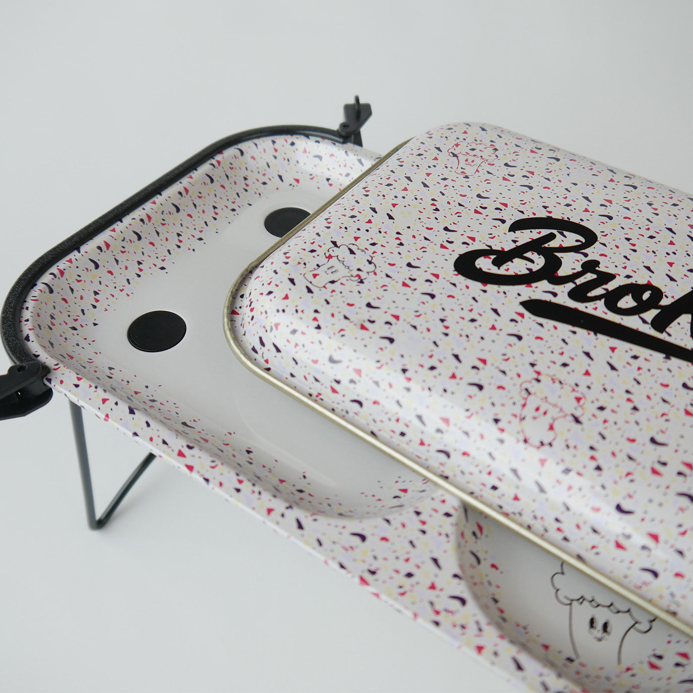 KoliTray im Terrazzo-Design mit aufgesetztem Deckel, einklappbaren Beinen und verschließbaren Cone-Öffnungen – tragbares und funktionales Rolling Tray.