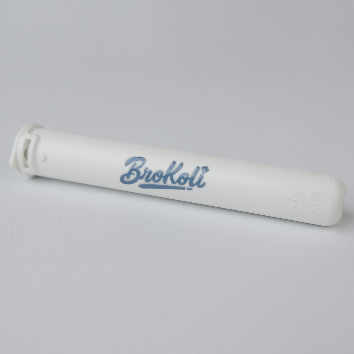 Ocean-Bound Bro2Go – nachhaltige Transport-Tube aus recyceltem Ocean-Bound Plastik mit kindersicherem Deckel und BroKoli-Logo.