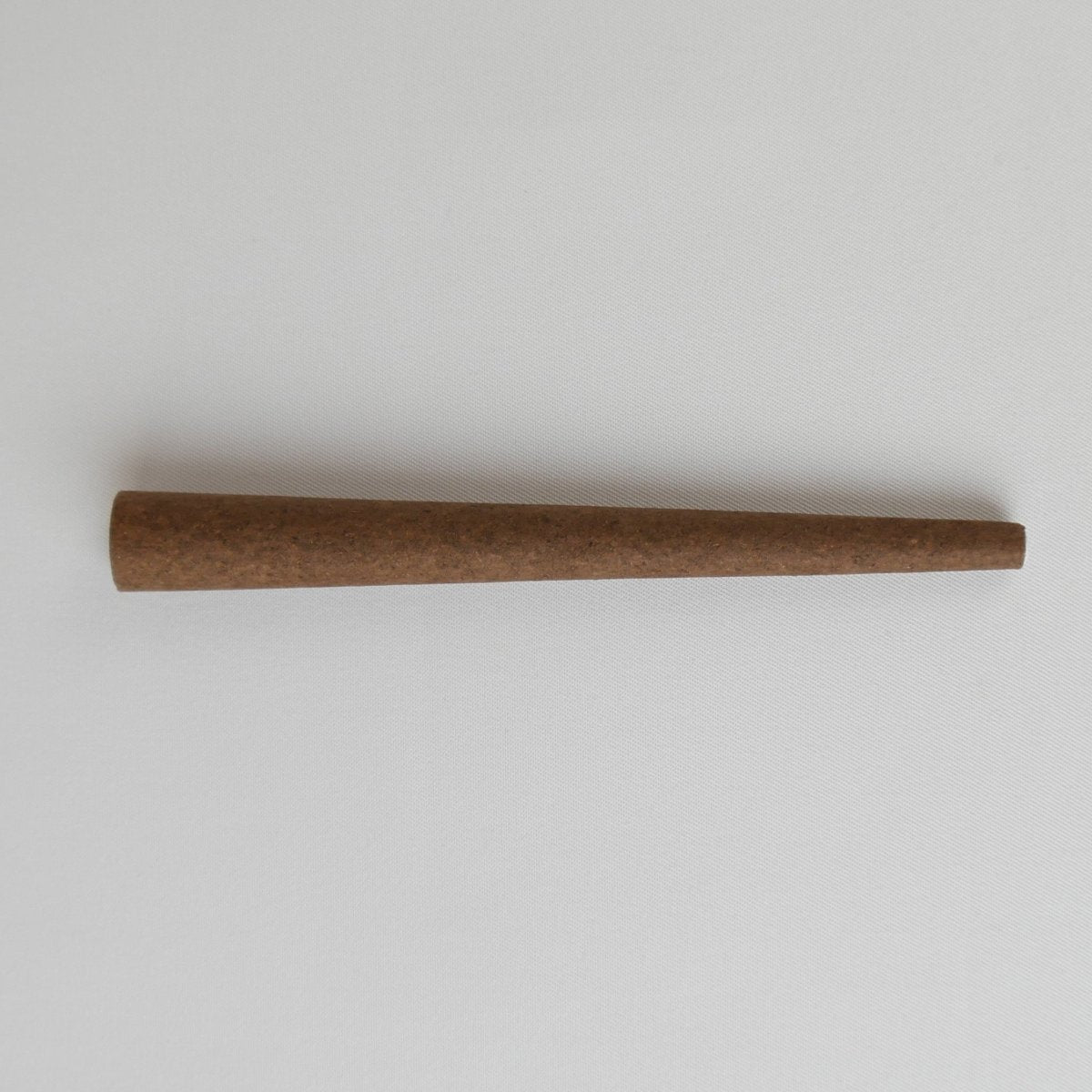 Ein Dark Brown Hemp KoliCone von BroKoli auf hellem Stoffhintergrund. Die tiefe, dunkle Braunfärbung unterstreicht die natürliche Hanffaserstruktur, während die gleichmäßige Verarbeitung für ein hochwertiges Finish sorgt.