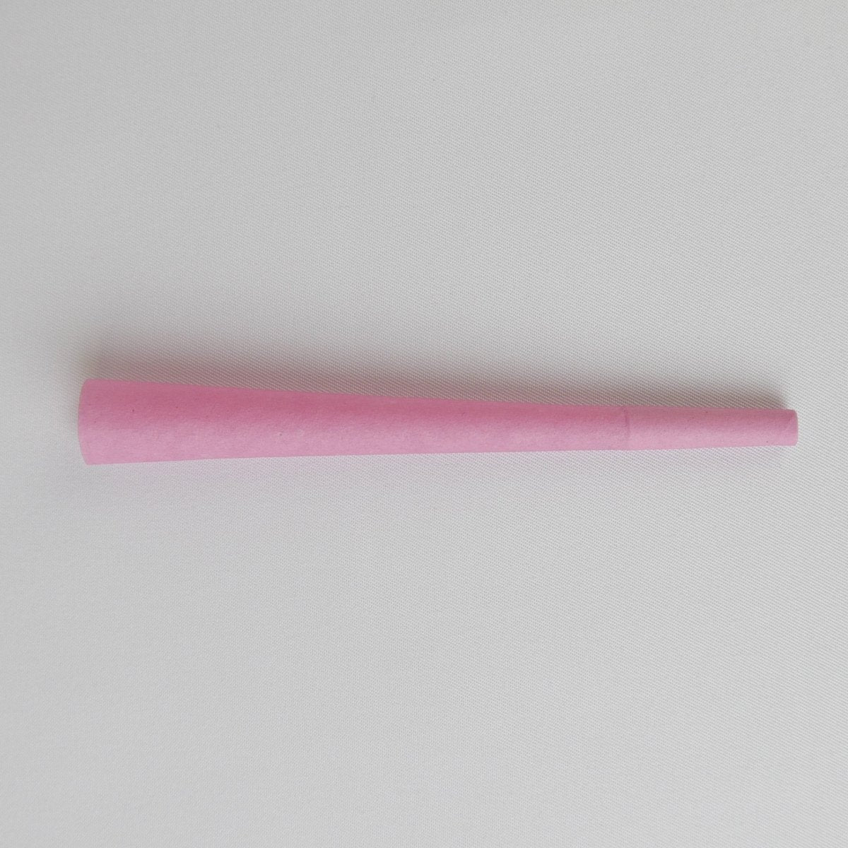 Ein Rose-Scented KoliCone von BroKoli auf hellem Stoffhintergrund. Der sanfte Rosaton verleiht dem Cone eine elegante Optik, während die feine Papierstruktur für ein hochwertiges Finish sorgt