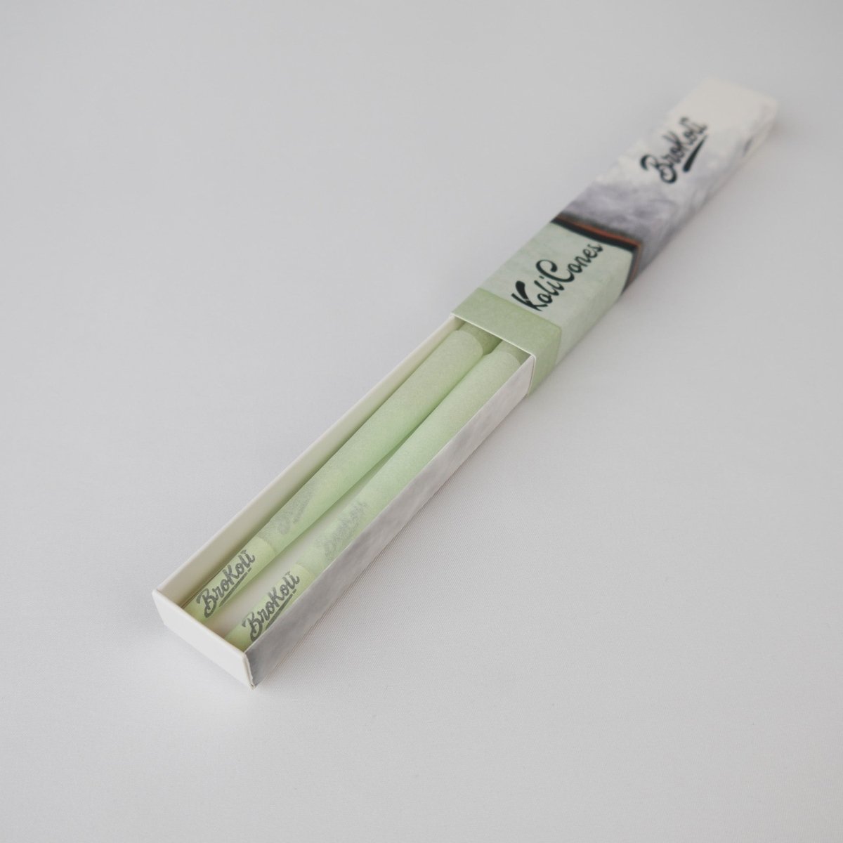 6er Pack Seafoam KoliCones von BroKoli in einer stilvollen Verpackung. Die sanft grünen Cones sind teilweise aus der Box herausgezogen und zeigen das BroKoli-Logo auf den Filtern.