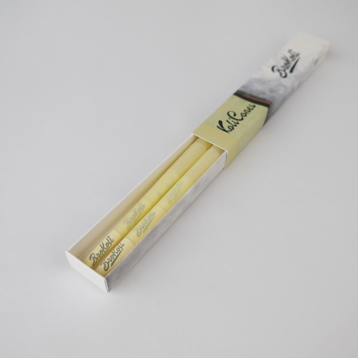 6er Pack Yellow Mellow KoliCones von BroKoli in einer eleganten Verpackung. Die gelben Cones sind teilweise aus der Box herausgezogen und zeigen das BroKoli-Branding auf den Filtern.