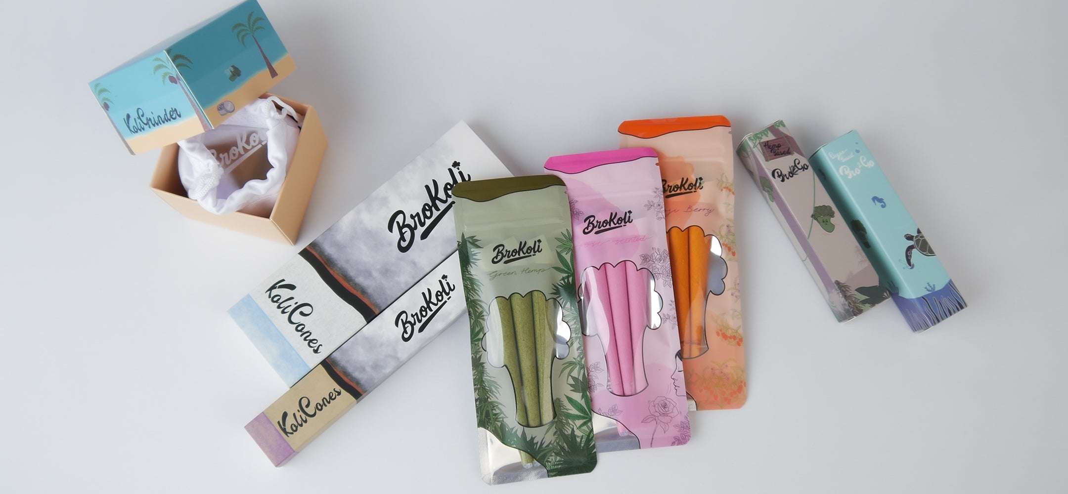 BroKoli-Produktübersicht auf weißem Hintergrund: KoliGrinder, KoliCones in verschiedenen Varianten (Refined White, Natural Brown, Green Hemp, Rose-Scented, Goji Berry) sowie Hemp-Based und Ocean-Bound Bro2Go.